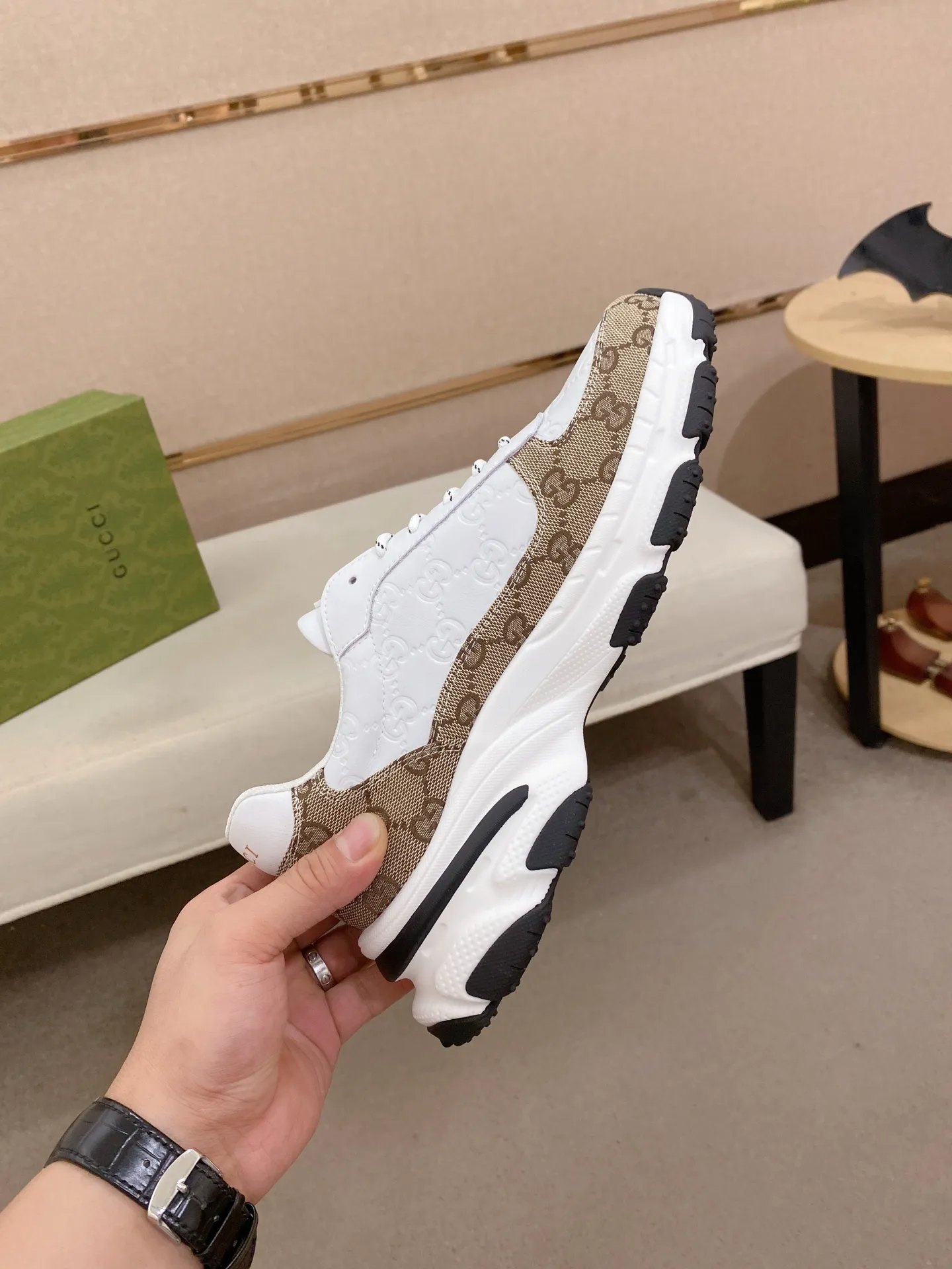 Men's men's shoes 442💰🇮🇹🇮🇹GUCCI🔍🔍new models are on sale at the same time at the counter. The uppers are made of top-grain cowhide imported from Italy. Fully imported genuine leather lining 💪💪, completely 1⃣️ to 1⃣️ replica 🇮🇹💪💪, ⚠ sole: original sole provided by the original factory, exclusive movable molded sole super comfortable, ⚠ original factory follow-up, 🔍🔍 high quality, you can go in and out of the counter at will, welcome to compare⚠. Code number: 38-44. Can be customized 45-46